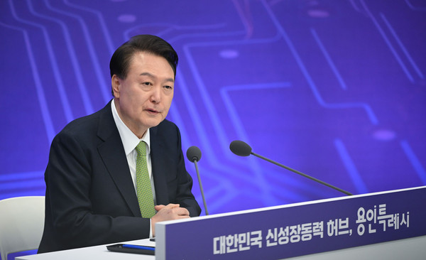 윤석열 대통령은 25일 경기도 용인특례시청에서 ‘대한민국 신성장동력 허브 용인특례시’를 주제로 스물세 번째 「국민과 함께하는 민생토론회」를 개최했다.(사진=대통령실)