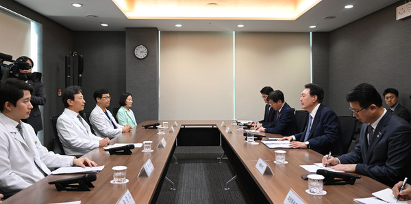 윤석열 대통령이 26일 충북 청주시 한국병원을 방문해 현장 의료진과 간담회를 하고 있다.(사진=대통령실)