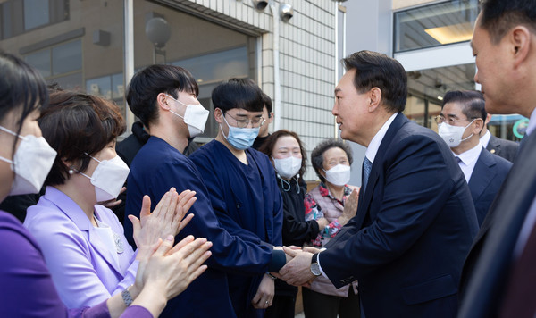 윤석열 대통령이 26일 충북 청주시 한국병원을 방문해 현장 의료진과 간담회를 진행한 후 의료진을 격려하고 있다.(사진=대통령실)