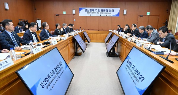 6개국 대사와 관계 부처 장관 등이 28일 서울 외교부 청사에 모여 ‘방산협력 주요 공관장 회의’를 진행하고 있다.(사진=외교부)