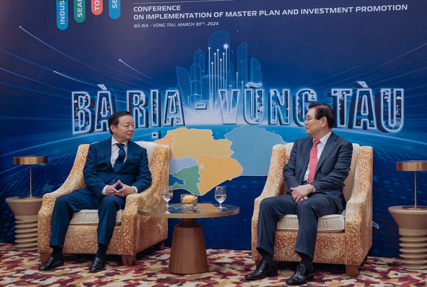 쩐홍하 베트남 부총리(사진 왼쪽)과 이상운 효성 부회장이 환담을 나누고 있다. (사진=효성티앤씨)