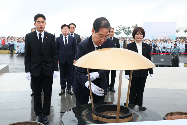 한덕수 국무총리가 3일 제주 4·3 평화공원에서 열린 4·3 희생자 추념식에 참석해 분향하고 있다. (사진=국무조정실)
