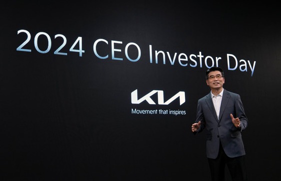 기아 송호성 사장이 ‘2024 CEO 인베스터 데이’에서 기아의 중장기 사업 전략과 재무 목표 등에 대해 설명하고 있다. (사진=기아)