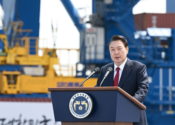 윤석열 대통령이 5일 경상남도 창원시에서 열린 「부산항 신항 7부두 개장식」에 참석해 기념사를 하고 있다. (사진=대통령실)