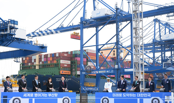 5일 경상남도 창원시에서 열린 「부산항 신항 7부두 개장식」에 참석한 윤석열 대통령과 해운항만물류 업계 관계자 및 종사자들이 함께 기념 퍼포먼스를 진행하고 있다. (사진=대통령실)