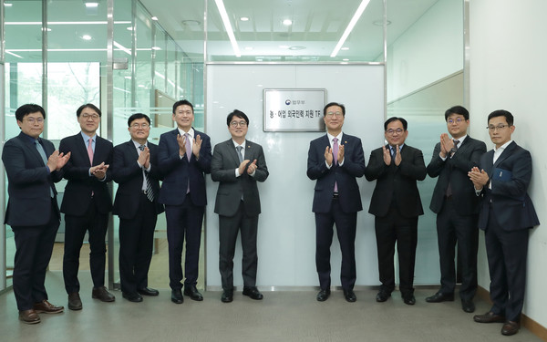 법무부는 8일 농림축산식품부·해양수산부와 농·어촌 일손 부족 문제에 효과적으로 대응하기 위해 ‘농·어업 외국인력 지원 TF’를 발족하고 현판식을 개최했다.(사진=법무부)