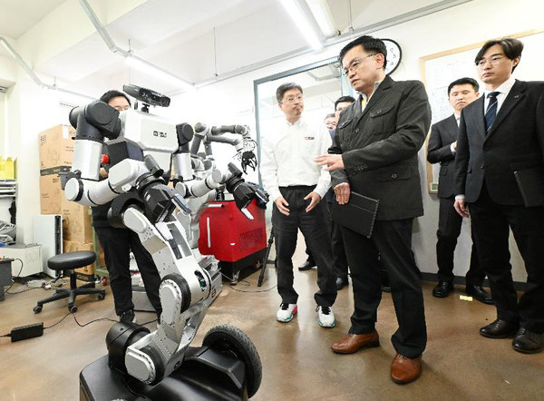 최상목 부총리 겸 기획재정부 장관이 8일 대전 대덕연구개발특구 소재 첨단 로봇기업인 (주)레인보우로보틱스를 방문해 연구시설을 둘러보고 이정호 대표이사로부터 설명을 듣고 있다. (사진=기획재정부)