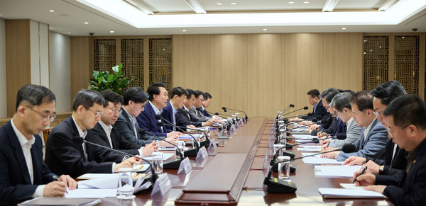 윤석열 대통령은 14일 용산 대통령실에서 「중동 사태에 따른 긴급 경제·안보 회의」를 주재했다.(사진=대통령실)