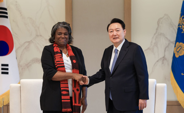 윤석열 대통령은 15일 방한 중인 린다 토마스-그린필드(Linda Thomas-Greenfield) 주유엔 미국대사를 접견하고, 유엔 안보리 이사국 활동, 한미 동맹, 북한 문제 등에 대해 의견을 교환했다.(사진=대통령실)