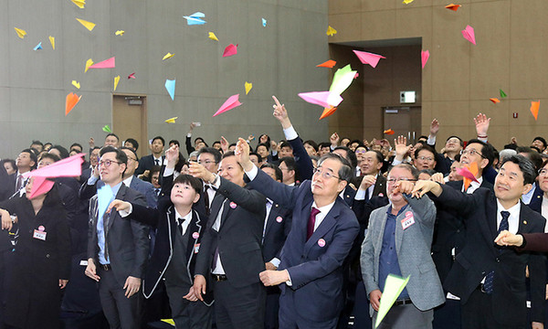 한덕수 국무총리가 16일 정부세종컨벤션센터에서 열린 국민안전의 날 기념식에서 참석자들과 함께 ‘모두의 일상이 안전한 대한민국’을 외치며 종이비행기를 날리고 있다. (사진=국무조정실)
