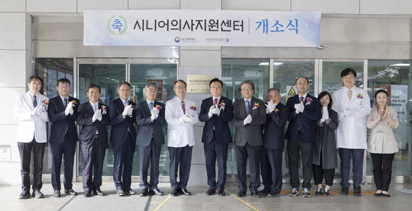 조규홍 장관이 16일 ‘시니어의사지원센터’ 개소식에서 관계자들과 기념촬영을 하고 있다.(사진=보건복지부)