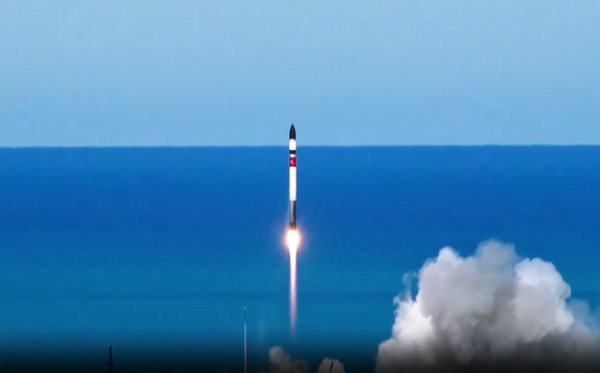 국내 최초로 양산형으로 개발된 초소형 군집위성 1호를 실은 우주발사체가 24일 오전 7시 32분(현지시간 오전 10시 32분)에 뉴질랜드 마히아 발사장에서 발사되고 있다.(사진=과학기술정보통신부)