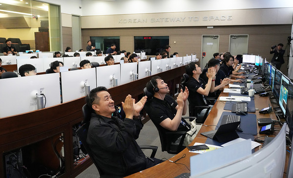 국내 교신 성공에 환호하는 관제팀 모습 (사진=과학기술정보통신부)