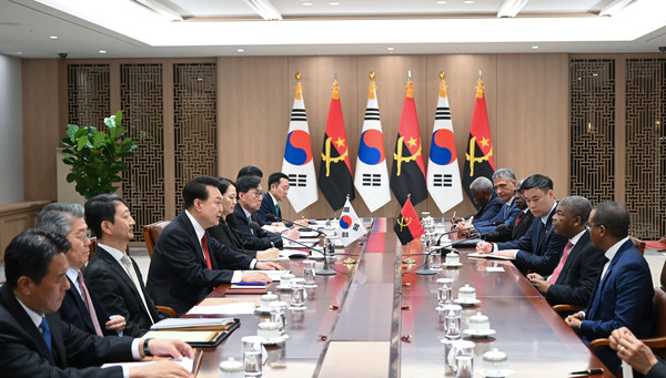 윤석열 대통령은 4월 30일 주앙 로렌쑤 앙골라 대통령과 정상회담을 갖고 양국 간 실질 협력 증진 방안과 지역 및 국제 정세에 대해 의견을 교환했다. (사진=대통령실)