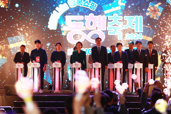 오영주 중소벤처기업부 장관은 지난 1일 부산 해운대구 구남로 광장 일원에서 열린 ‘5월 동행축제’ 개막행사에 참석했다.(사진=중소벤처기업부)