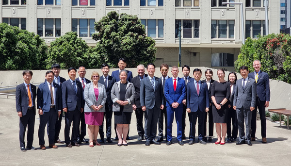 한·미 사이버안보 고위운영그룹 3차 회의가 개최된 샌프란시스코 소재 중앙정부 건물 앞에서 참석자들이 기념 촬영을 하고 있다.(사진=대통령실)