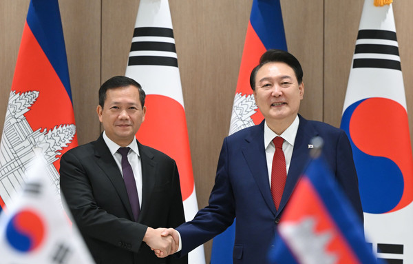 윤석열 대통령은 16일 훈 마넷 캄보디아 총리를 맞이하고 함께 기념촬영을 했다.(사진=대통령실)