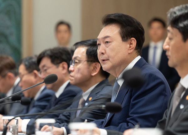 윤석열 대통령은 23일 대통령실에서 반도체 산업을 주제로 ‘제2차 경제이슈점검회의’를 주재했다.(사진=대통령실)