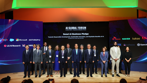 서울 성북구 한국과학기술연구원에서 22일 열린 ‘AI 글로벌 포럼 개회식’에서 한덕수 국무총리, 조태열 외교부 장관, 이종호 과학기술정보통신부 장관, 참여기업 관계자들이 함께 기념 촬영을 하고 있다.(사진=국무조정실)