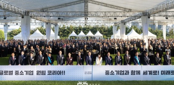윤석열 대통령은  23일  용산 대통령실 잔디마당에서 열린 '2024 대한민국 중소기업인대회' 에 참석해 중소기업인들과 소통의 시간을 가졌다[사진=대통령실]