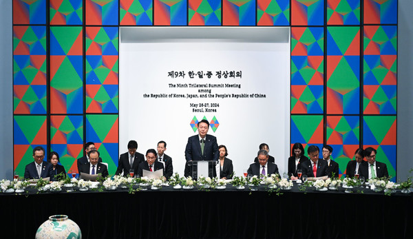 윤석열 대통령은 26일 제9차 한일중 정상회의에 참석한 기시다 후미오 일본 총리, 리창 중국 총리를 비롯한 3국 대표단을 환영하는 만찬을 함께했다.(사진=대통령실)