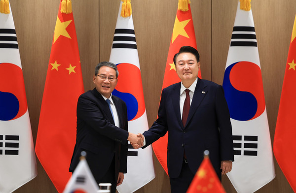 윤석열 대통령은 26일 제9차 한일중 정상회의 참석을 위해 방한한 리창(李强) 중국 총리와 회담을 갖고, 한중관계, 지역 및 글로벌 정세 등 상호 관심사에 대하여 의견을 교환했다.(사진=대통령실)