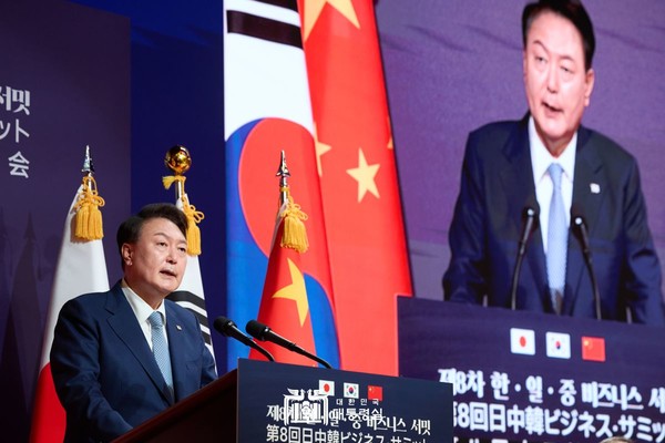 한일중 비즈니스 서밋개최에서 연설을 하는 윤석열 대통령 [사진=대통령실 ]