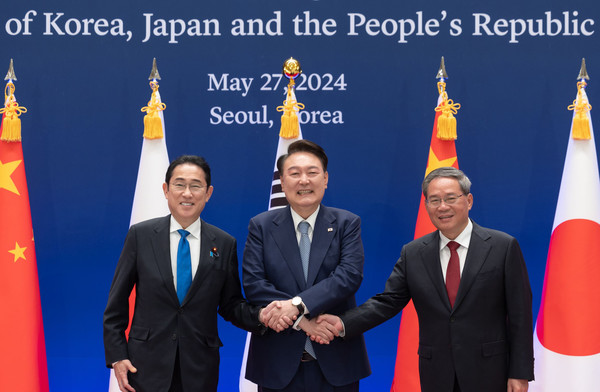 윤석열 대통령이 27일 서울 청와대 영빈관에서 제9차 한·일·중 정상회의를 앞두고 리창 중국 총리(오른쪽), 기시다 후미오 일본 총리(왼쪽)와 함께 기념촬영을 하고 있다.(사진=대통령실)