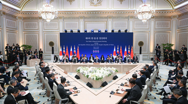 윤석열 대통령은 27일 청와대 영빈관에서 기시다 후미오 일본 총리, 리창 중국 총리와 함께 제9차 한·일·중 정상회의를 열었다.(사진=대통령실)