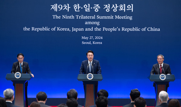 윤석열 대통령은 27일 기시다 후미오 일본 총리, 리창 중국 총리와 한·일·중 공동기자회견을 가졌다.(사진=대통령실)