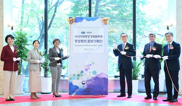 「2025 APEC 정상회의 준비기획단」은 28일 조태열 외교장관, 레베카 파티마 산타 마리아(Rebecca Fatima Sta Maria) APEC 사무국장, APEC 트로이카 의장국 주한 대사관 고위인사 등이 참석한 가운데, 현판식을 개최하였다.(사진=외교부)