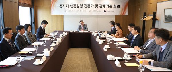 정승윤 국민권익위원회 부위원장 겸 사무처장이 지난 4월 17일 서울 중구 프레스센터에서 열린 ‘공직자 행동강령 전문가 및 관계기관 회의’에 참석해 발언하고 있다.(사진=국민권익위원회)