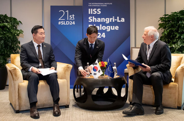 신원식 국방부 장관이 2일 싱가포르에서 열린 아시아안보회의(샹그릴라 대화) EU 양자회담에서 조셉 보렐 폰테예스 유럽연합(EU) 외교안보정책 고위대표와 대화하고 있다.(사진=국방부)