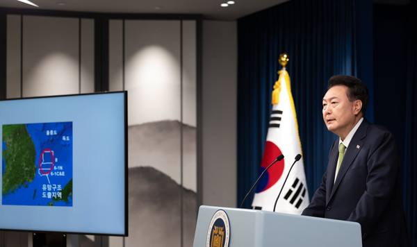 윤석열 대통령이 3일 용산 대통령실 브리핑룸에서 포항 영일만 앞바다 석유·가스 매장 관련 국정브리핑을 하고 있다.(사진=대통령실)