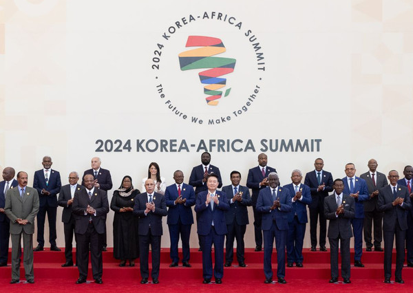 6월 4일 2024 한-아프리카 정상회의장에서 윤석열 대통령과 아프리카 정상들이 기념 촬영을 하고 있다.(사진=대통령실)