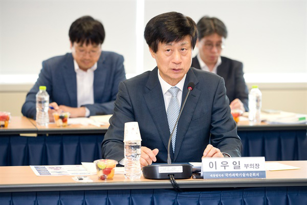 이우일 국가과학기술자문회의 부의장이 4일 서울 국가과학기술자문회의 대회의실에서 ‘국가과학기술자문회의 제8회 심의회의’를 주재하고 있다.(사진=과학기술정보통신부)