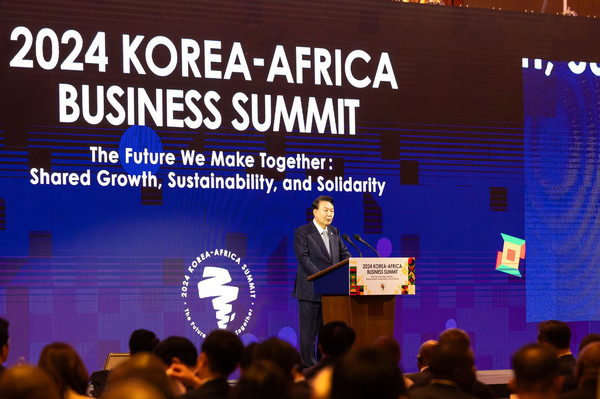 윤석열 대통령이 5일 서울 롯데호텔에서 열린 ‘2024 한-아프리카 비즈니스 서밋’ 개회식에서 기조 연설을 하고 있다.(사진=대통령실)
