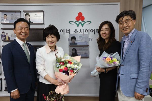 (사진=스카이블루에셋 연산사업본부 양옥자 총괄이사(좌측 두 번째)와 곽희정 본부장(우측 두 번째)과 아너소사이어티 동시 가입을 했다.)