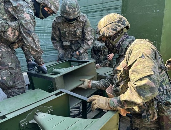 우리 군, 대북방송 실시 대비 실제훈련 시행…대북방송 실시 대비 실제훈련에서 확성기 장비를 점검하고 있다.(사진=합동참보본부)