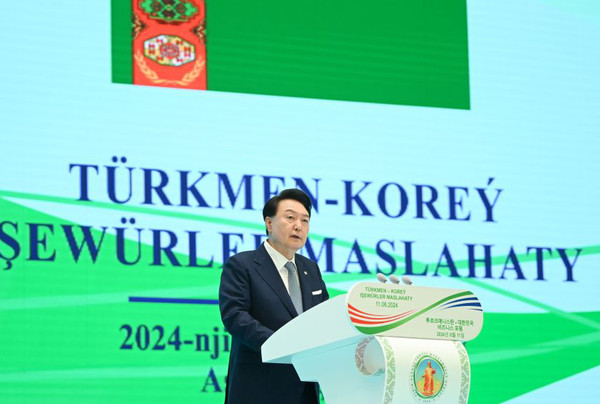 윤석열 대통령이 11일(현지 시각) 투르크메니스탄 아시카바트의 상공회의소에서 열린 ‘한-투르크메니스탄 비즈니스 포럼’에서 기조 연설을 하고 있다.(사진=대통령실)