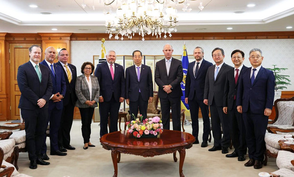 한덕수 국무총리가 10일 정부서울청사에서 곤잘레스 올라에체아 페루 외교부 장관, 에두아르도 레이나 온두라스 외교부 장관, 카를로스 페레이라 쿠바 외교부 양자총국장 등 한-중남미 미래협력포럼 참석자들을 합동접견하고 있다.(사진=국무조정실)