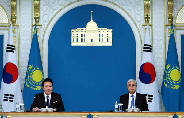 윤석열 대통령과 카심-조마르트 토카예프 카자흐스탄 대통령이 12일(현지시간) 카자흐스탄 아스타나 대통령궁에서 한·카자흐스탄 정상회담을 마친 뒤 공동언론발표를 하고 있다.(사진=대통령실)