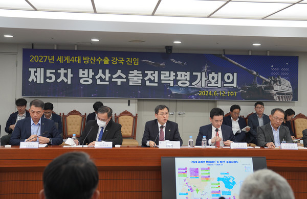 인성환 국가안보실 제2차장이 12일 용산 대통령실 회의실에서 ‘제5차 방산수출전략평가회의’를 주재하고 있다.(사진=대통령실)