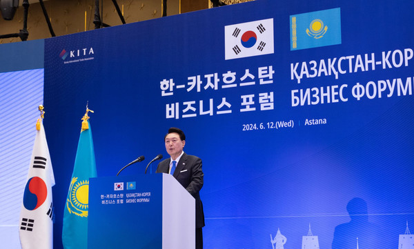 윤석열 대통령이 12일(현지시간) ‘한-카자흐스탄 비즈니스 포럼’에 참석해 기조연설을 하고 있다.(사진=대통령실)