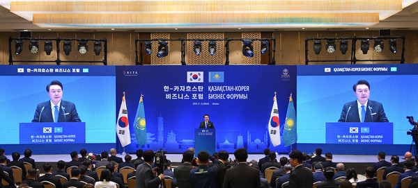 윤석열 대통령은 12일(현지시간) ‘한-카자흐스탄 비즈니스 포럼’에 참석해 양국 협력관계 구축에 기여해 온 기업인들을 격려하고, 양국의 경제협력 방향을 제시했다.(사진=대통령실)