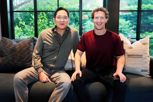 이재용 삼성전자 회장이 미국 서부 팔로알토에 위치한 마크 저커버그(Mark Zuckerberg) 메타 CEO 자택에서 기념 촬영을 하고 있다.(사진=삼성전자)