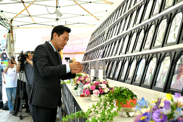 오세훈 서울시장이 15일, 이전을 앞두고 있는 10‧29 참사 분향소를 찾아 분향하고 있다.(사진=서울시)