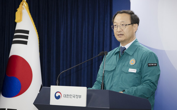 보건복지부 전병왕 보건의료정책실장이 18일 의사 집단행동 중앙재난안전대책본부 브리핑을 하고 있다.(사진=보건복지부)