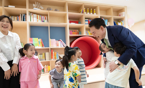 윤석열 대통령은 본회의에 앞서 HD현대 직장어린이집을 찾아 어린이들과 함께 신체활동, 종이인형 만들기 프로그램에 참여하고, 어린이집 원생, 원장, 교사들을 격려했다.(사진=대통령실)