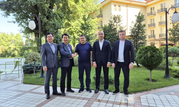 정용기 한국지역난방공사 사장(왼쪽에서 두 번째), 미르자마무도프 주라벡 에너지부 장관, 아딜로프 다브론존 건설공공주택서비스부 차관이 지난 16일 우즈베키스탄 타슈켄트에서 조찬모임 기념촬영을 하고 있다.(사진=한국지역난방공사)